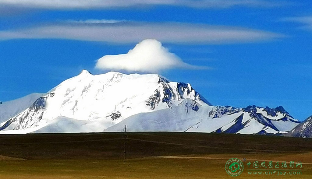 雪山上的云朵