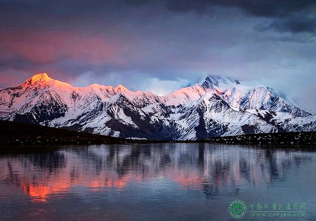 晨静的雪山令人醉