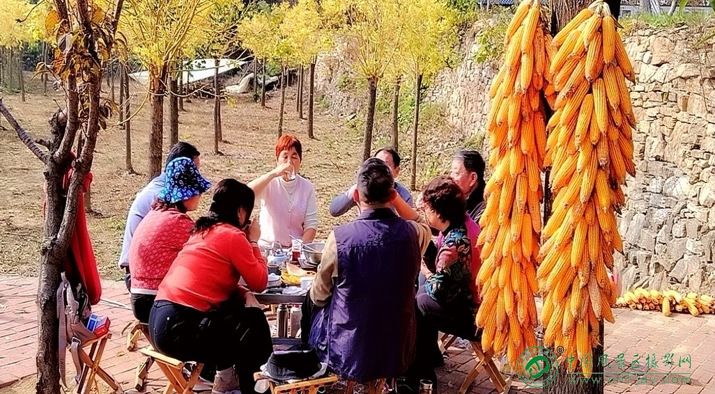 秋日里在爹娘山午餐