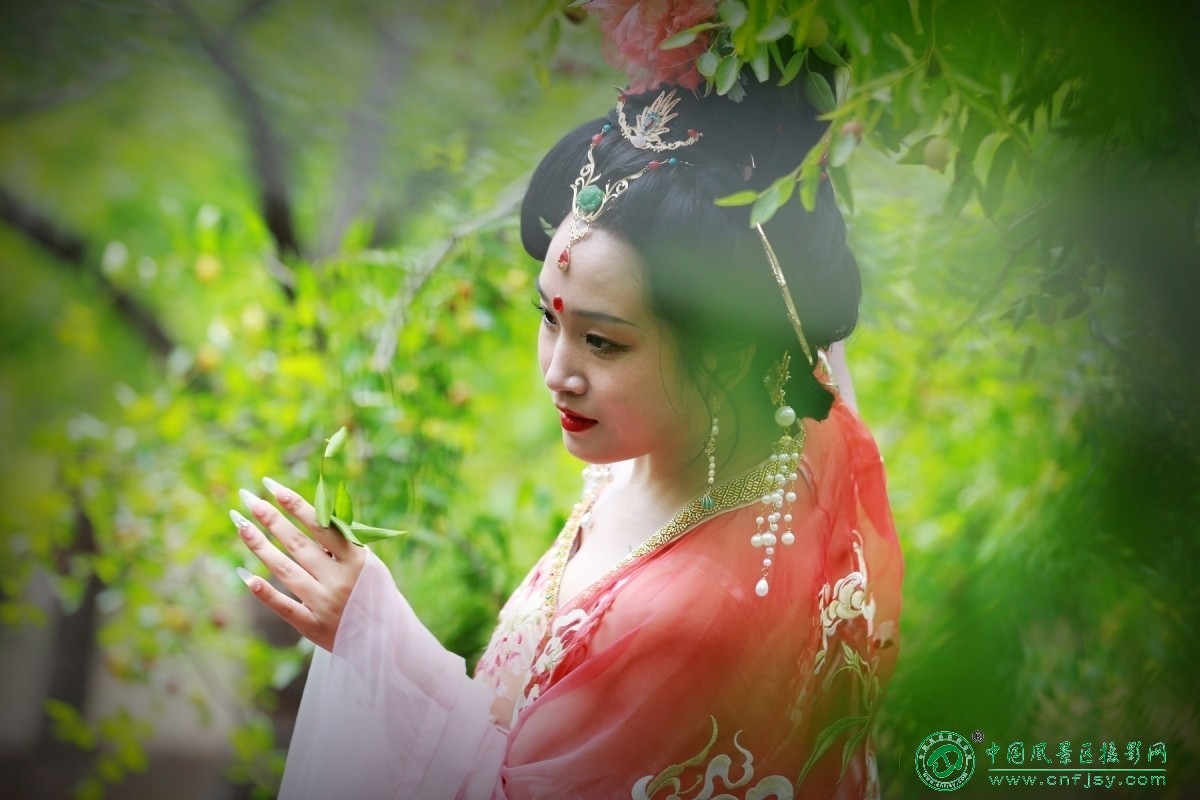 16枣园魅影-亚洲-张利亚这张古风人像以柔焦绿意作背景，红粉衣饰与翠绿环境形成雅致对.jpg