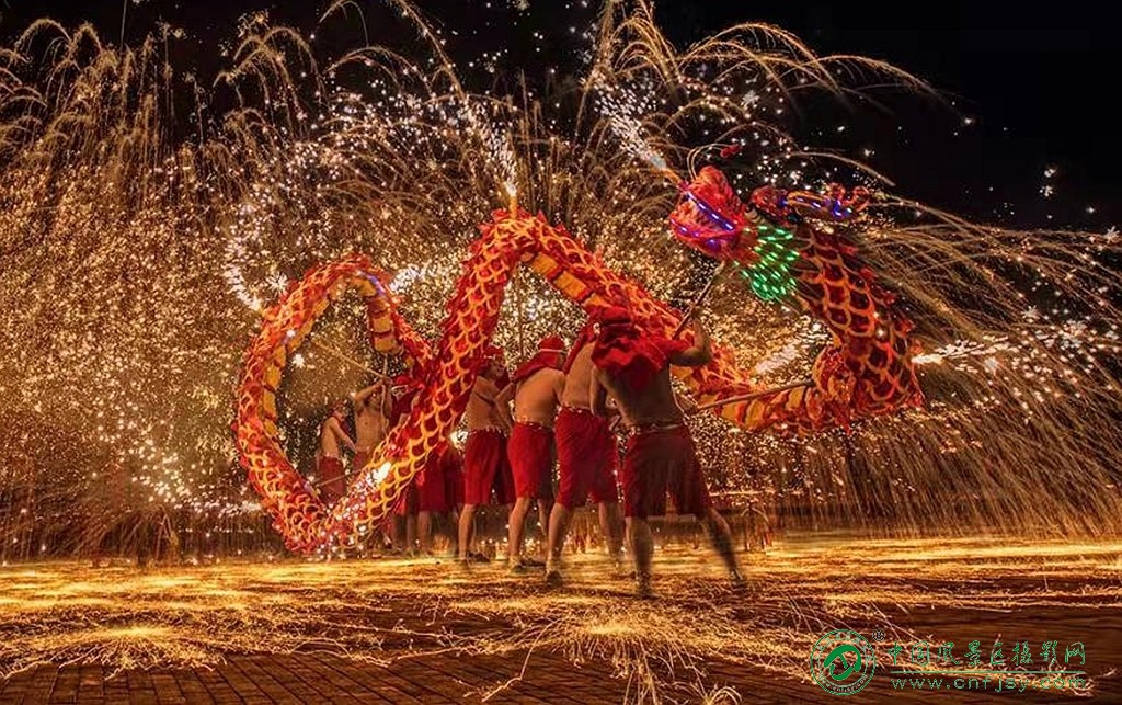 25元宵节（摄影：宋清）画面以舞动的红龙为主体，铁水金花漫天绽放，暖金焰火与夜色形.jpg