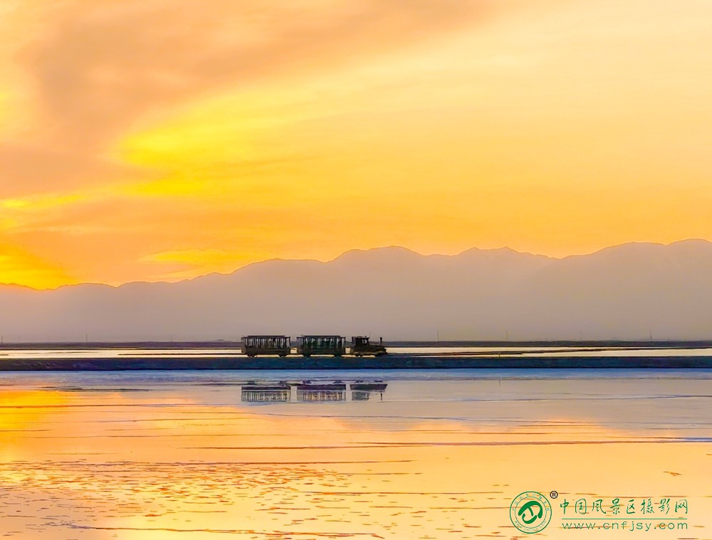 暮色盐湖-傅冬华.jpg